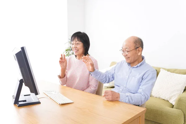 Det Äldre Paret Ringer Ett Videosamtal Sin Dator — Stockfoto