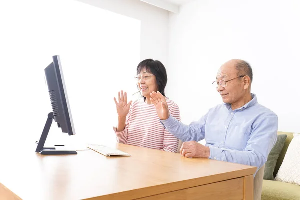 Det Äldre Paret Ringer Ett Videosamtal Sin Dator — Stockfoto