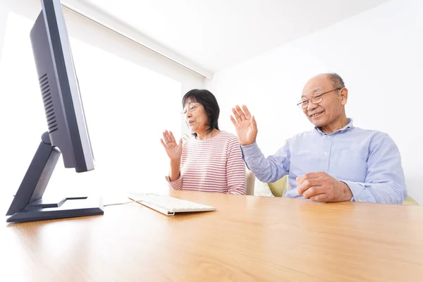 Det Äldre Paret Ringer Ett Videosamtal Sin Dator — Stockfoto