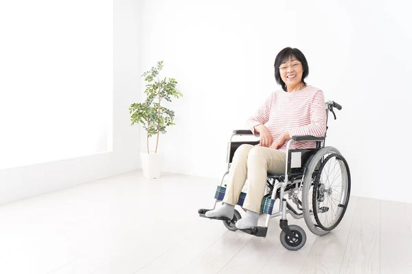Starsza Kobieta Siedzi Wózku — Zdjęcie stockowe