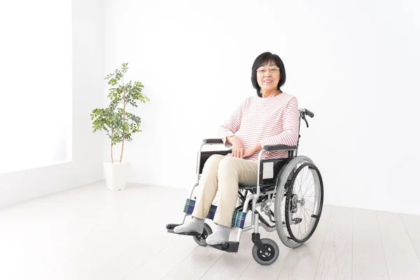 Femme Âgée Est Assise Dans Fauteuil Roulant — Photo