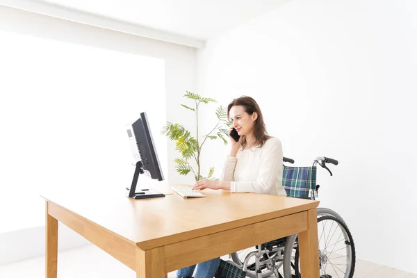 Jovem Mulher Fazendo Trabalho Mesa Uma Cadeira Rodas — Fotografia de Stock