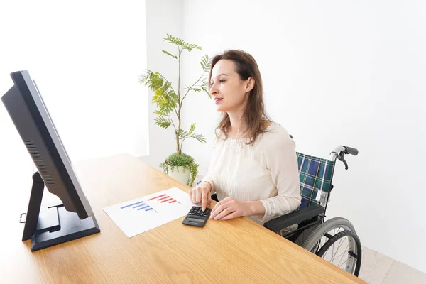 Mujer Joven Haciendo Trabajo Escritorio Una Silla Ruedas — Foto de Stock