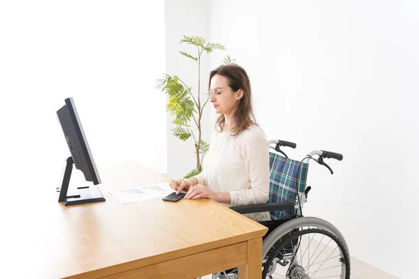 Mujer Joven Haciendo Trabajo Escritorio Una Silla Ruedas — Foto de Stock