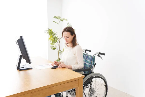 Mujer Joven Haciendo Trabajo Escritorio Una Silla Ruedas — Foto de Stock