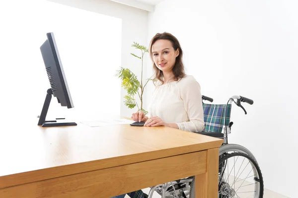 Jeune Femme Faisant Travail Bureau Dans Fauteuil Roulant — Photo