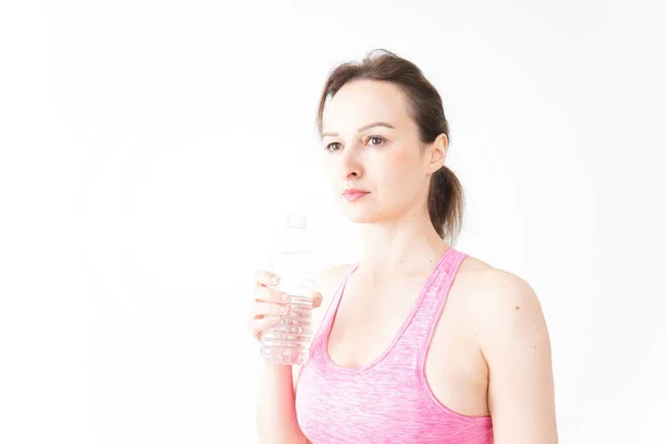 Jonge Vrouw Draagt Sportkleding Drinkwater — Stockfoto