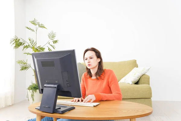 Jonge Vrouw Met Behulp Van Een Thuis — Stockfoto