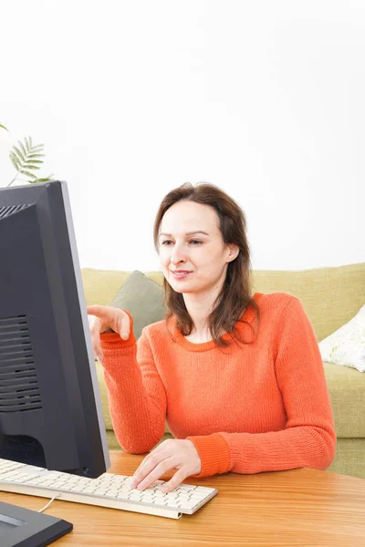 Young Woman Using Home — Stock Photo, Image