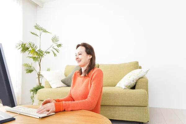 Jonge Vrouw Met Behulp Van Een Thuis — Stockfoto