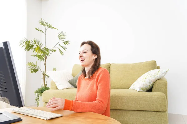 Jonge Vrouw Met Behulp Van Een Thuis — Stockfoto