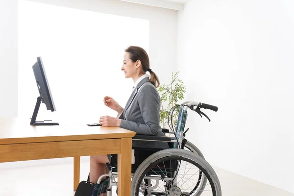 Mujer Joven Trabajando Una Silla Ruedas — Foto de Stock