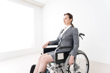 Tekerlekli sandalyede çalışan genç bir kadın