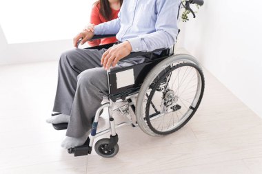 Kadın yaşlılara bakar.