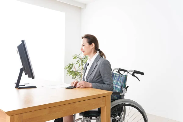 Jeune Femme Travaillant Fauteuil Roulant — Photo