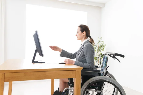 Mujer Joven Trabajando Una Silla Ruedas — Foto de Stock