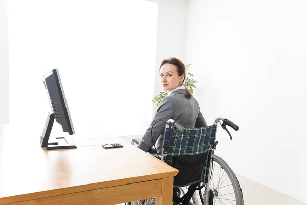 Młoda Kobieta Wózku Inwalidzkim — Zdjęcie stockowe