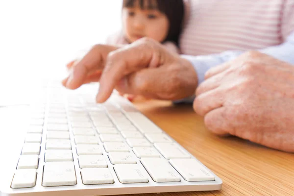 Barn Och Äldre Par Som Använder Dator — Stockfoto