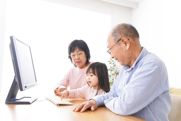 Barn Och Äldre Par Som Använder Dator — Stockfoto