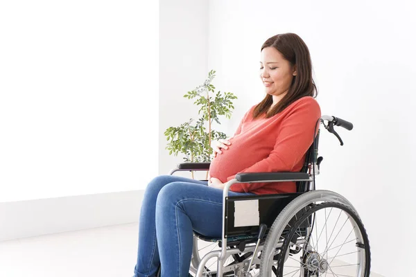 Mujer Embarazada Silla Ruedas — Foto de Stock