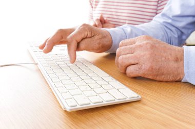 Bilgisayar kullanan yaşlı bir çift.