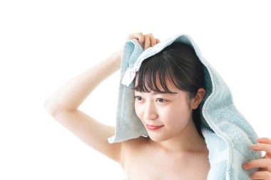 Genç bayan duş aldıktan sonra