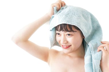 Genç bayan duş aldıktan sonra