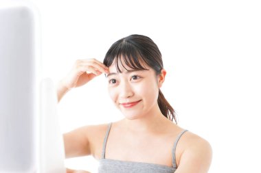 Deriyle ilgilenen genç bir kadın.