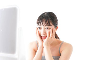 Deriyle ilgilenen genç bir kadın.