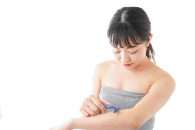 Deri yağı kullanan genç bir kadın.