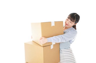 Genç bayan evini temizliyor.