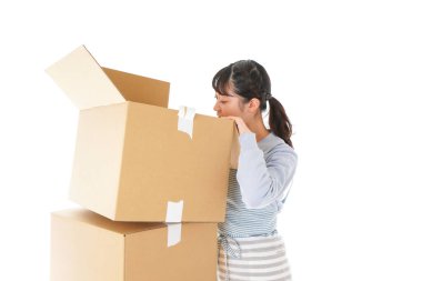 Genç bayan evini temizliyor.