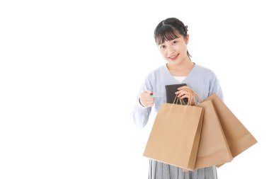 Genç bayan alışveriş yapıyor.