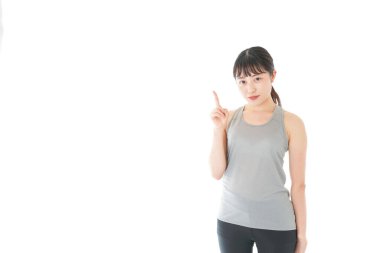 Spor kıyafeti giyen genç bir kadın.