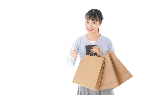 買い物を楽しむ若い女性 — ストック写真