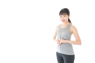 Spor kıyafeti giyen genç bir kadın.