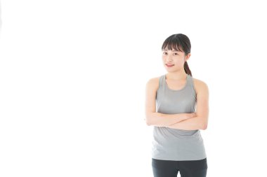 Spor kıyafeti giyen genç bir kadın.