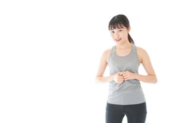 Spor kıyafeti giyen genç bir kadın.