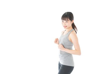 Genç ve mutlu Asyalı kadın koşuyor