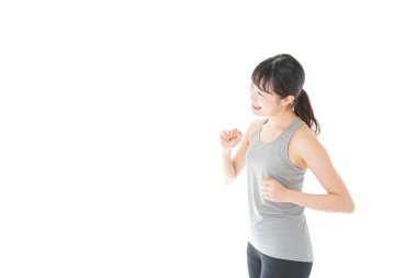 Genç ve mutlu Asyalı kadın koşuyor