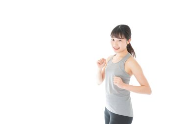 Genç ve mutlu Asyalı kadın koşuyor