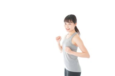 Genç ve mutlu Asyalı kadın koşuyor