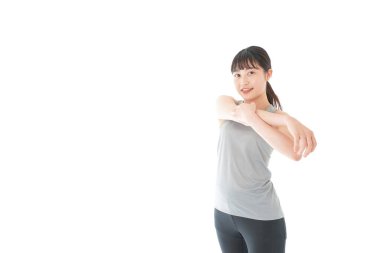 Spor giyim eğitimi alan genç bir kadın.