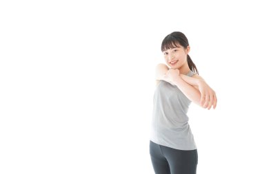 Spor giyim eğitimi alan genç bir kadın.