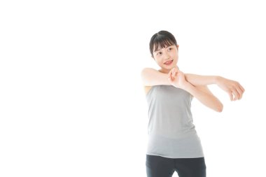 Spor giyim eğitimi alan genç bir kadın.