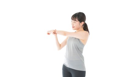 Spor giyim eğitimi alan genç bir kadın.