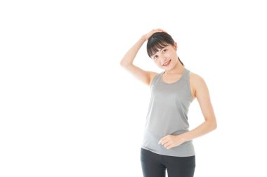 Spor giyim eğitimi alan genç bir kadın.