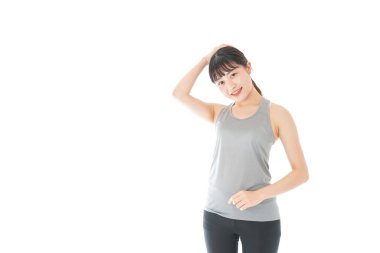 Spor giyim eğitimi alan genç bir kadın.