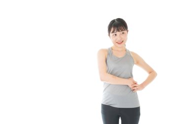 Spor giyim eğitimi alan genç bir kadın.