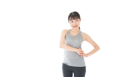 Spor giyim eğitimi alan genç bir kadın.